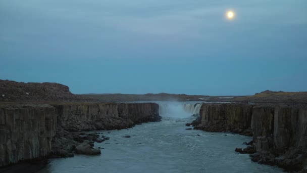 Selfoss Waterfall och fullmåne. Island — Stockvideo