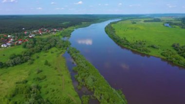 Oka Nehri, Çayırlık ve Orman, Güneşli Yaz Günü. - Rusya. Hava Görünümü
