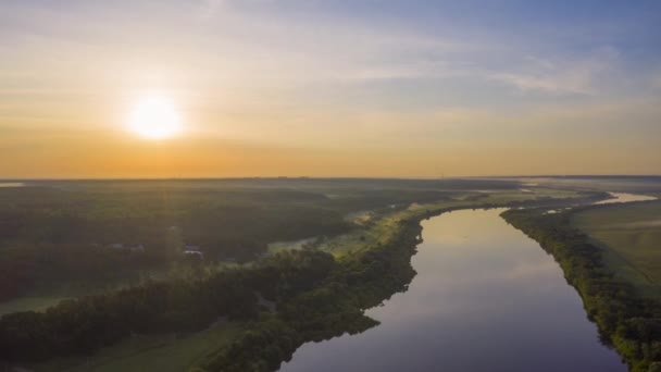Rio Oka, prado e floresta ao nascer do sol no verão. A Rússia. Vista aérea — Vídeo de Stock
