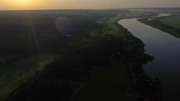 Rzeka Oka, łąka i las o wschodzie słońca w lecie. Rosja. Widok z powietrza — Wideo stockowe