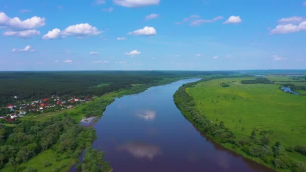 Oka rivier, weide en bos op zonnige zomerdag. Rusland. Luchtzicht — Stockvideo