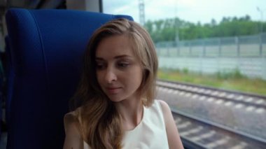 Hareket Eden Trende Pencereden Bakan Genç Gülümseyen Kadın