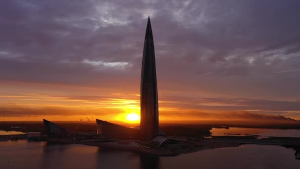 SaINT-PETERSBURG, RUSSIA - 20 Haziran 2019: Günbatımında Lakhta Merkez Kulesi. Hava görüntüsü. Rusya — Stok video
