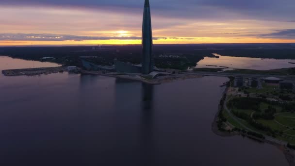 SAINT-PETERSBURG, Ryssland - 20 juni 2019: Lakhta centrum vid solnedgången. Flygutsikt. Ryssland — Stockvideo