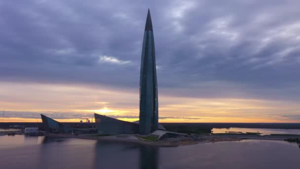 SaINT-PETERSBURG, RUSSIA - 20 Haziran 2019: Günbatımında Lakhta Center. Hava görüntüsü. Rusya — Stok video