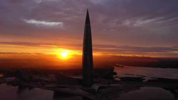 SAINT-PETERSBURG, RUSIA - 20 DE JUNIO DE 2019: Lakhta Center Tower at Sunset. Vista aérea. Rusia — Vídeo de stock