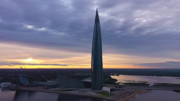 SAINT-PETERSBURG,ロシア- 6月20 、 2019:日没のラフタセンター。空中展望。ロシア — ストック動画