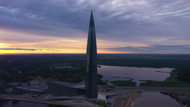 SAINT-PETERSBURG, Ryssland - 20 juni 2019: Lakhta centrum vid solnedgången. Flygutsikt. Ryssland — Stockvideo
