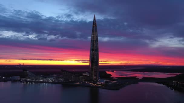 SAINT-PETERSBURG, RUSKO - 20. června 2019: Mrakodrap Lakhta Center za soumraku Sunset Twilight. Letecký pohled. Rusko — Stock video