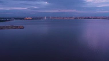 Akşam Alacakaranlığı 'nda Saint-Petersburg City Skyline. Hava görüntüsü. Rusya