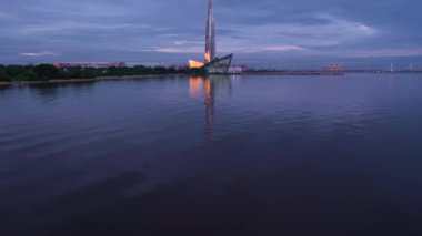 SAINT-PETERSBURG, RUSSIA - 21 Haziran 2019: Akşam Alacakaranlığı 'ndaki Lakhta Merkezi. Hava görüntüsü. Rusya