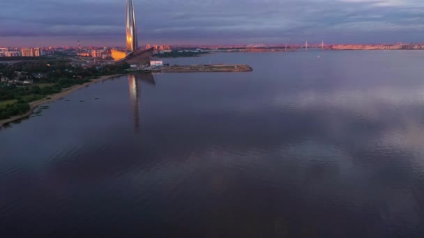 SAINT-PETERSBURG, RUSKO - 21. června 2019: Lakhta Center at Sunset. Letecký pohled. Rusko — Stock video