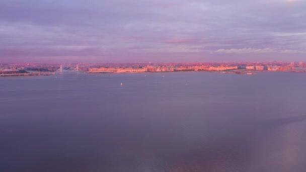 Ciudad de San Petersburgo Skyline al atardecer. Vista aérea. Rusia — Vídeo de stock