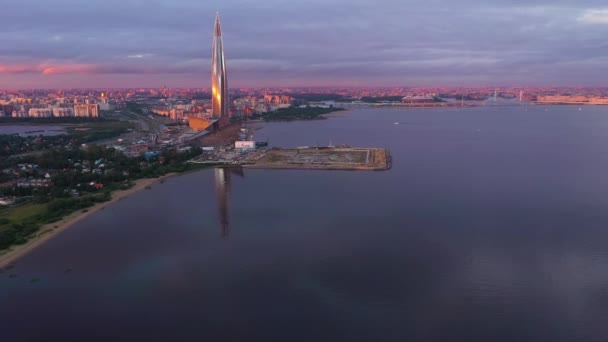 SAINT-PETERSBURG, RUSKO - 21. června 2019: Lakhta Center at Sunset. Letecký pohled. Rusko — Stock video