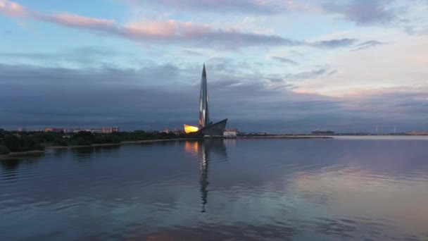 SAINT-PETERSBURG, RUSIA - 21 DE JUNIO DE 2019: Lakhta Center at Sunset. Vista aérea. Rusia — Vídeo de stock