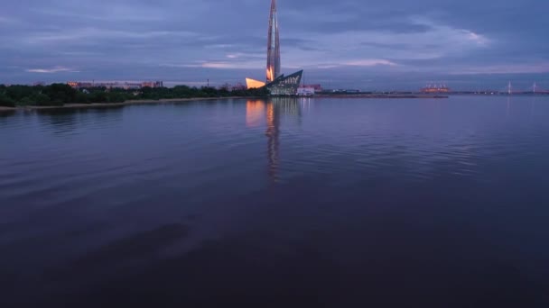 САИНТ-ПЕТЕРБУРГ, РОССИЯ - 21 июня 2019 года: Лахта-центр в вечерние сумерки. Вид с воздуха. Россия — стоковое видео