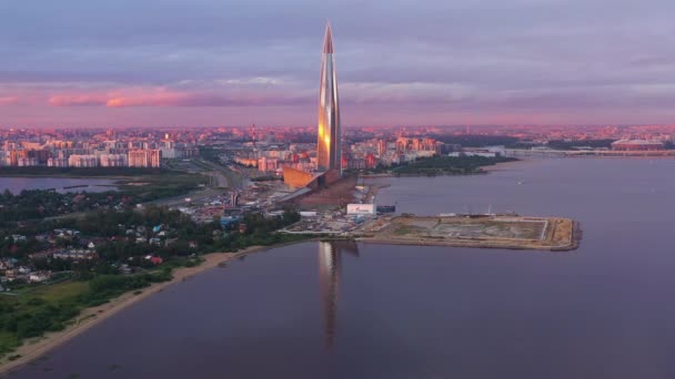 SAINT-PETERSBURG, RÚSSIA - JUNHO 21, 2019: Lakhta Center at Sunset. Vista aérea. Rússia — Vídeo de Stock