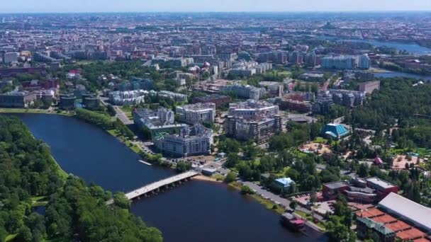 Sankt Petersburgs stad på soliga sommardagen. Flygutsikt. Ryssland — Stockvideo