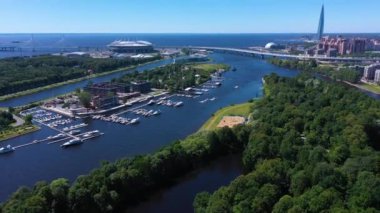 SAINT-PETERSBURG, RUSSIA - 22 Haziran 2019: Lakhta Merkez Kulesi ve Gazprom Arena Stadyumu. Hava görüntüsü. Rusya