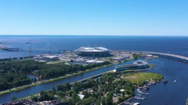 SAINT-PETERSBURG, RUSSIA - 22 Haziran 2019: Lakhta Merkez Kulesi ve Gazprom Arena Stadyumu. Hava görüntüsü. Rusya