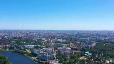 Saint-Petersburg şehrinin gökyüzü güneşli yaz gününde. Hava görüntüsü. Rusya