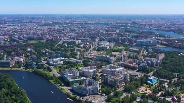 Saint-Petersburg şehrinin gökyüzü güneşli yaz gününde. Hava görüntüsü. Rusya — Stok video