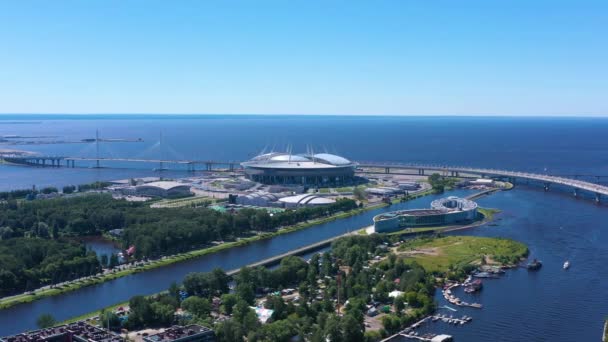 SAINT-PETERSBURG, Ryssland - 22 juni 2019: Lakhta Center Tower och Gazprom Arena Stadium. Flygutsikt. Ryssland — Stockvideo