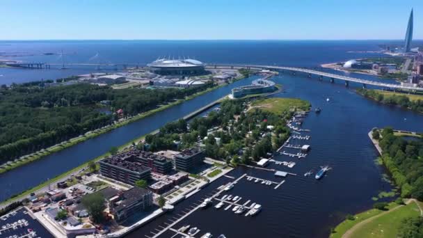 SAINT-PETERSBURG, Ryssland - 22 juni 2019: Lakhta Center Tower och Gazprom Arena Stadium. Flygutsikt. Ryssland — Stockvideo