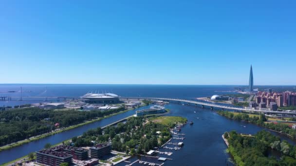 SAINT-PETERSBURG, Ryssland - 22 juni 2019: Lakhta Center Tower och Gazprom Arena Stadium. Flygutsikt. Ryssland — Stockvideo