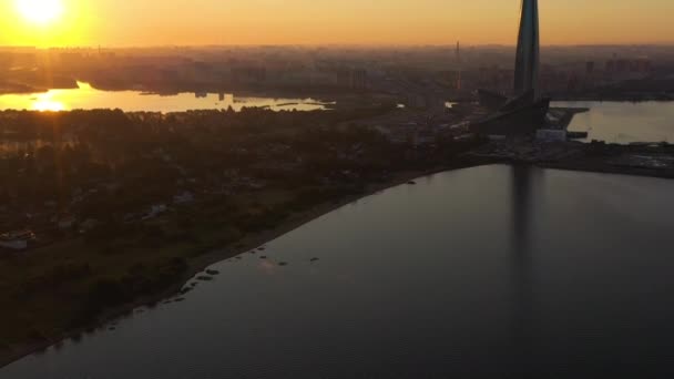 SAINT-PETERSBURG, RUSSLAND - 23. Juni 2019: Lakhta Center bei Sonnenaufgang. Luftaufnahme. Russland — Stockvideo