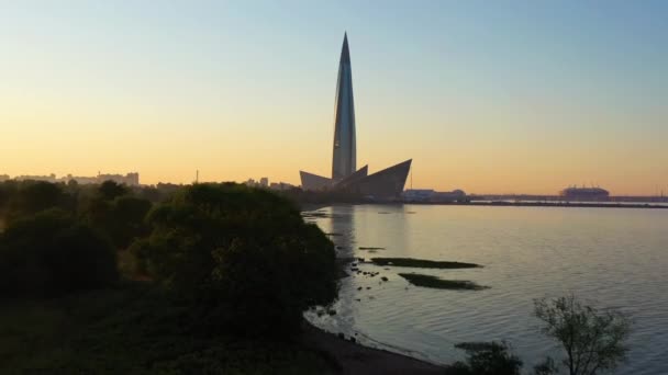 SAINT-PETERSBURG, Rusland - 23 juni 2019: Lakhta Center bij zonsopgang. Luchtfoto 's. Rusland — Stockvideo