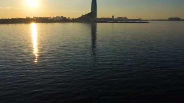 SAINT-PETERSBURG, RUSIA - 23 DE JUNIO DE 2019: Lakhta Center at Sunrise. Vista aérea. Rusia — Vídeo de stock