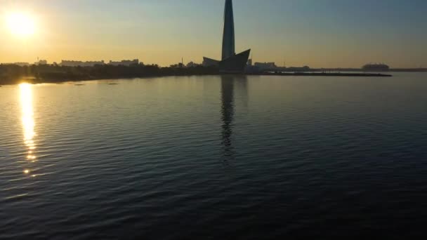 SAINT-PETERSBURG, RUSSIA - JUNE 23, 2019: Lakhta Center at Sunrise. 공중에서 본 모습. 러시아 — 비디오