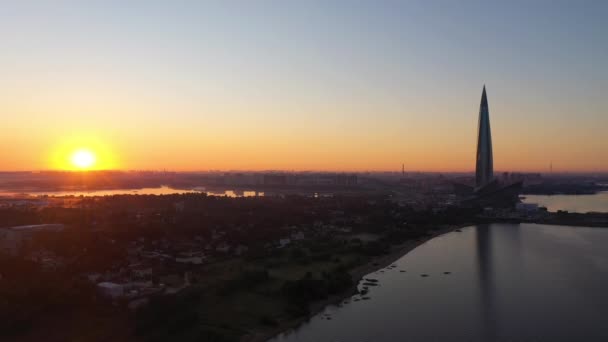 SAINT-PETERSBURG, RÚSSIA - JUNHO 23, 2019: Centro Lakhta ao nascer do sol. Vista aérea. Rússia — Vídeo de Stock