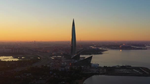 SAINT-PETERSBURG, RÚSSIA - JUNHO 23, 2019: Centro Lakhta ao nascer do sol. Vista aérea. Rússia — Vídeo de Stock