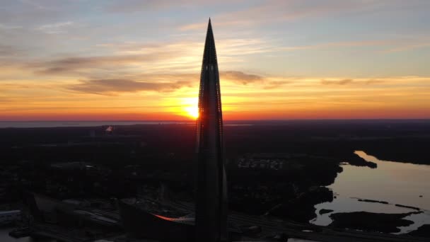 SAINT-PETERSBURG, RUSSIA - 24 Haziran 2019: Günbatımında Lakhta Merkez Kulesi. Hava görüntüsü. Rusya — Stok video