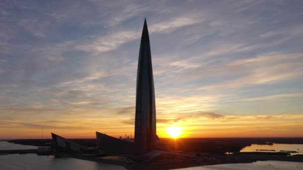 SAINT-PETERSBURG, RUSSIA - 24 Haziran 2019: Günbatımında Lakhta Merkez Kulesi. Hava görüntüsü. Rusya — Stok video