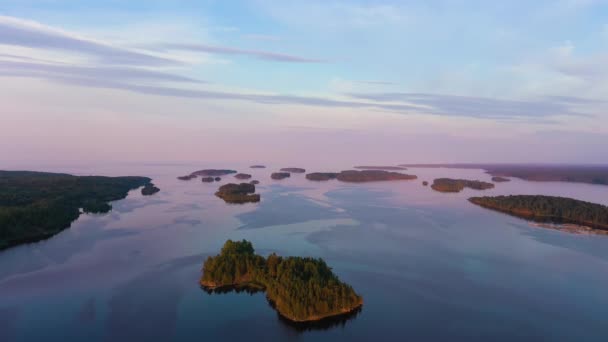 Lago Ladoga na noite ensolarada. Baía de Lekhmalakhti. A Rússia. Vista aérea — Vídeo de Stock