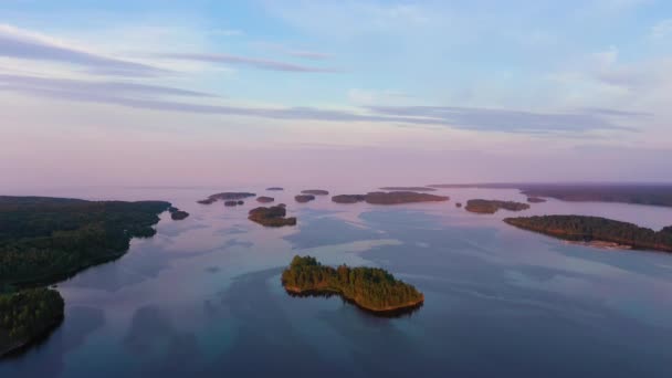 Jezioro Ladoga w słoneczny wieczór. Zatoka Lekhmalakhti. Rosja. Widok z powietrza — Wideo stockowe