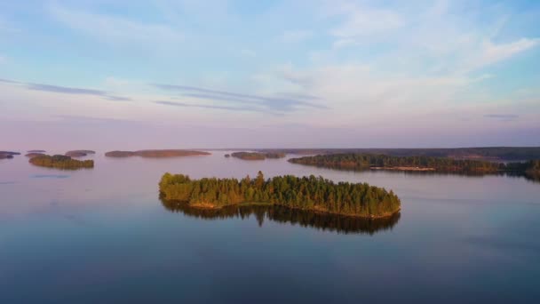 Озеро Ладога в солнечный день. Залив Лехмалахти. Россия. Вид с воздуха — стоковое видео