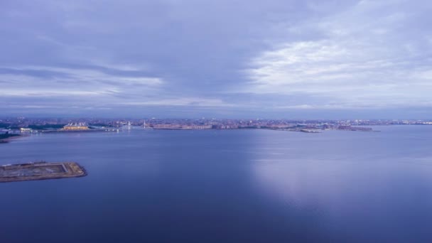 Skyline de la ville de Saint-Pétersbourg au crépuscule. Hyper lapsus aérien, time lapse. Russie — Video
