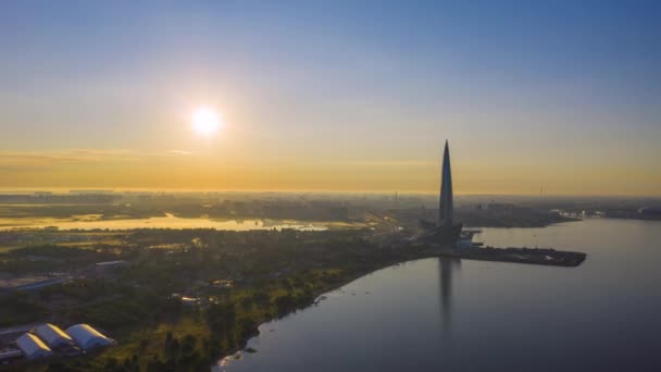 SAINT-PETERSBURG, RUSSIA - 23 Haziran 2019: Gündoğumu Lakhta Merkezi. Hava görüntüsü. Rusya — Stok video