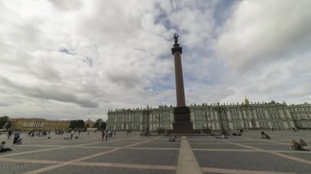 SAINT-PETERSBURG,ロシア- 6月24, 2019:パレススクエア,アレクサンダー列,冬の宮殿と晴れた夏の日に人々.モーションパンニングタイムラプス — ストック動画