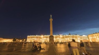 SAINT-PETERSBURG, RUSSIA - 24 Haziran 2019: Palace Square, Alexander Column, Winter Palace and People at Summer Night. Hareket Döndürme Süresi Hızı