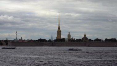 Peter ve Paul Kalesi ve Lakhta Gökdelenleri Yaz Bulutlu Günü