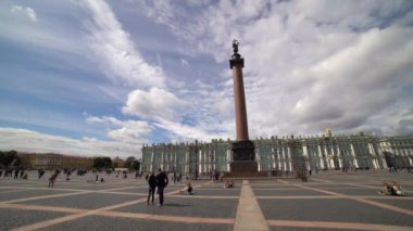 SAINT-PETERSBURG, RUSSIA - 24 Haziran 2019: Palace Square, Alexander Column, Winter Palace and People on Sunny Summer Day