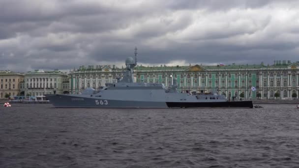ロシアのサンペテルスブルグ島- 2019年6月24日:夏の日にネヴァ川と冬の宮殿での軍事船 — ストック動画