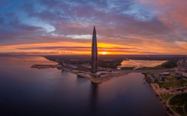 Günbatımında Lakhta Center Tower Silhouette. Hava görüntüsü. - Rusya. Renkli Gökyüzü ve Güneş. Saint-Petersburg, Rusya