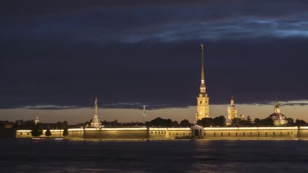 Peter és Paul erőd és Lakhta felhőkarcoló a nyári éjszakán. Az indítvány benyújtásának határideje — Stock videók