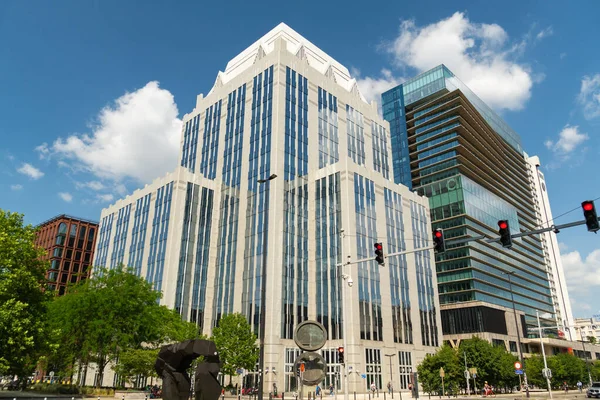 BRÜKSEL, BELGIUM - 16 Haziran 2025: Güneşli bir günde Brüksel 'deki Euroclear Grup Genel Merkezi. Merkez Binası